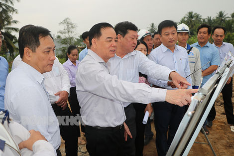 Chủ tịch UBND tỉnh Trần Ngọc Tam kiểm tra tiến độ xây dựng cầu Rạch Miễu 2