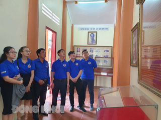 Đoàn thanh niên Đài Phát thanh và Truyền hình Bến Tre về nguồn tại đền thờ Huỳnh Tấn Phát