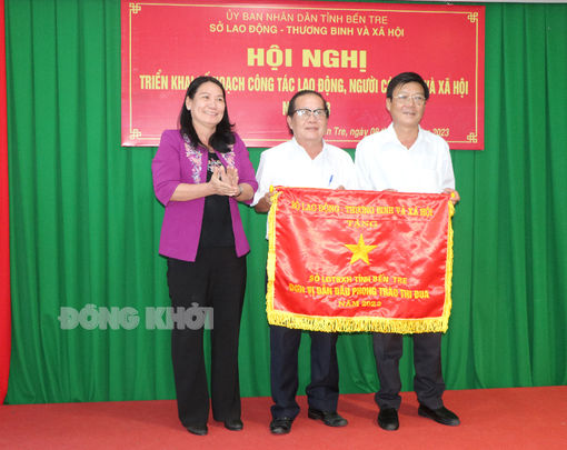 Sở Lao động - Thương binh và Xã hội nhận cờ thi đua xuất sắc