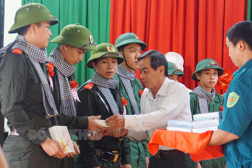 Tuổi trẻ hăng hái lên đường xây dựng và bảo vệ Tổ quốc Tuổi trẻ hăng hái lên đường xây dựng và bảo vệ Tổ quốc