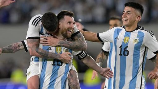 Messi sút phạt đẹp mắt, Argentina thắng nhọc trước đối thủ yếu