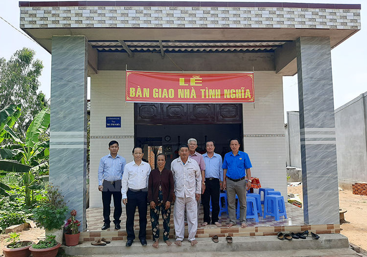 Phó chủ tịch Thường trực UBND tỉnh Nguyễn Trúc Sơn dự bàn giao nhà tình nghĩa ở Thạnh Phú