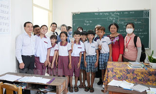 Thăm lớp học đặc biệt dành cho trẻ khuyết tật tại Trường Tiểu học Phú Túc