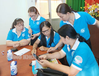 Phụ nữ hiện đại làm chủ công nghệ số Phụ nữ hiện đại làm chủ công nghệ số