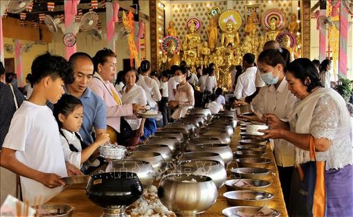 Campuchia dỡ bỏ quy định đeo khẩu trang và xét nghiệm nhanh COVID-19