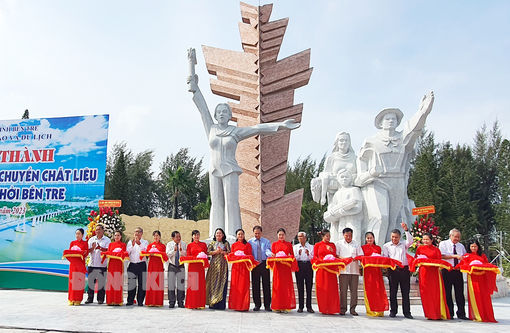 Khánh thành công trình nâng cấp và chuyển chất liệu Tượng đài Đồng Khởi