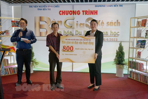 Bàn giao kệ sách văn hóa, du lịch cho khách sạn Diamond Stars Bến Tre