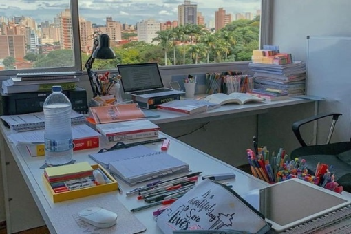 Cách trang trí bàn học đơn giản, gọn gàng, đẹp mắt