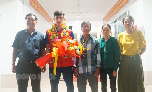 Trường Năng khiếu Thể dục Thể thao tỉnh đón vận động viên Phạm Thanh Bảo về thăm quê nhà Trường Năng khiếu Thể dục Thể thao tỉnh đón vận động viên Phạm Thanh Bảo về thăm quê nhà