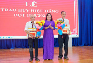 Phó bí thư Thường trực Tỉnh ủy Hồ Thị Hoàng Yến trao Huy hiệu Đảng đợt 19-5 tại huyện Mỏ Cày Nam