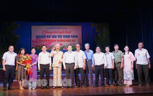 Nghệ sĩ ưu tú Văn Tân thể hiện hình tượng Bác Hồ tại Bến Tre