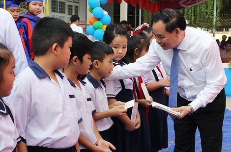 Chủ tịch UBND tỉnh dự lễ tổng kết năm học 2022-2023 tại Trường Tiểu học An Ngãi Trung