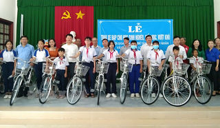 Trao tặng xe đạp cho học sinh nghèo khó khăn tại huyện Bình đại