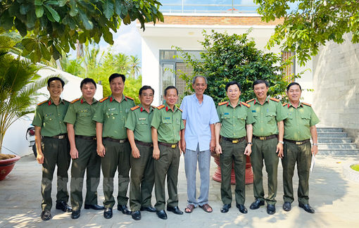 Thăm, tặng quà các đồng chí nguyên lãnh đạo Công an tỉnh qua các thời kỳ
