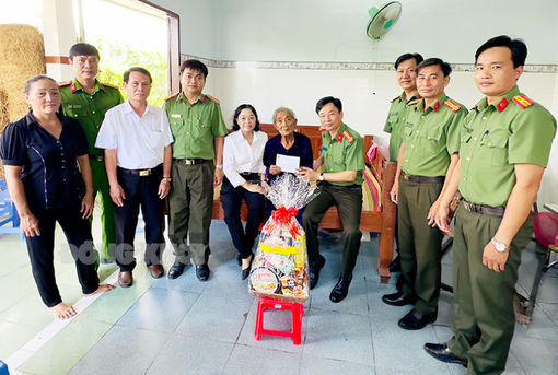 Lãnh đạo Công an tỉnh thăm, tặng quà gia đình chính sách