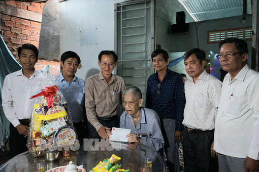 Phó chủ tịch UBND tỉnh Nguyễn Minh Cảnh thăm gia đình chính sách huyện Chợ Lách