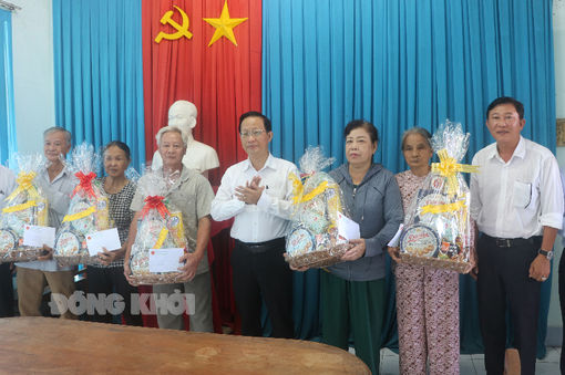 Phó chủ tịch Thường trực UBND tỉnh Nguyễn Trúc Sơn thăm gia đình chính sách tại huyện Mỏ Cày Nam