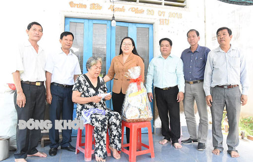 Thăm gia đình chính sách tại huyện Thạnh Phú