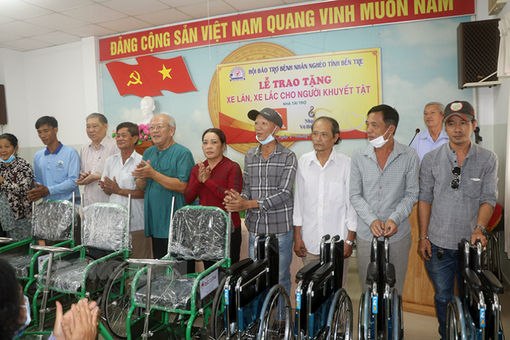 Trao tặng 63 xe lăn, xe lắc cho người khuyết tật