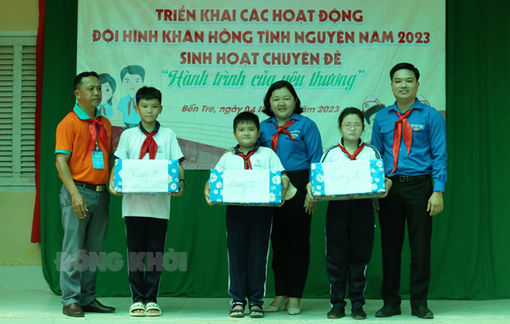 Đội hình “Khăn hồng tình nguyện” tỉnh tổ chức nhiều hoạt động chăm lo cho thiếu nhi tại xã Bảo Thạnh