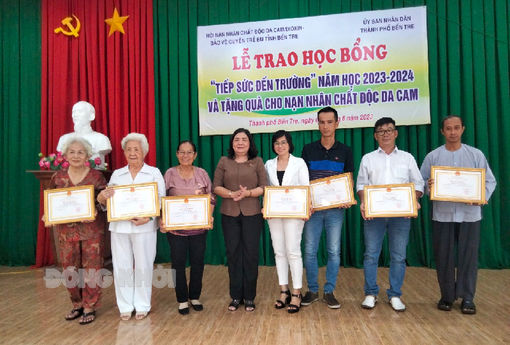 Trao học bổng “Tiếp sức đến trường”, tặng quà cho nạn nhân chất độc da cam