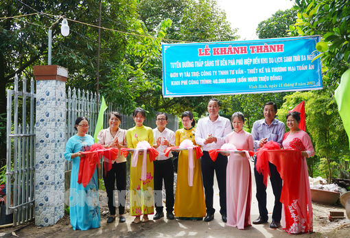 Người dân đồng thuận, góp sức thắp sáng tuyến đường ấp Phú Hiệp