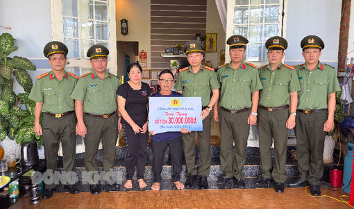 Công an tỉnh Bến Tre thăm, tặng quà gia đình cán bộ hy sinh, bị thương tại Đắk Lắk