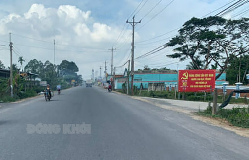 Các tuyến đường ra quốc lộ 57 có dốc khá cao, gây khó khăn cho người dân khi lưu thông