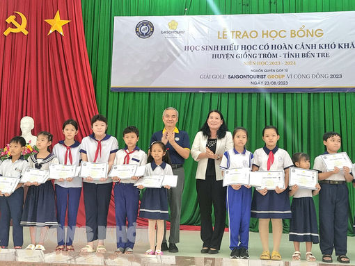 Tổng công ty Du lịch Sài Gòn trao 250 suất học bổng cho học sinh huyện Giồng Trôm