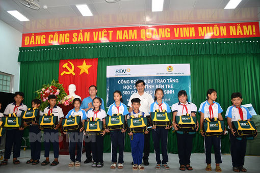 Trao cặp áo phao cho học sinh hoàn cảnh khó khăn