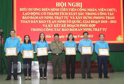 Biểu dương điển hình tiên tiến trong công tác đảm bảo an ninh, trật tự