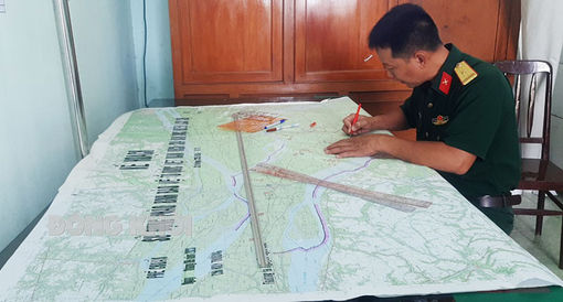 Thiếu tá Nguyễn Tấn Đạt hết mình với công việc Thiếu tá Nguyễn Tấn Đạt hết mình với công việc