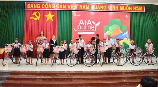 AIA Việt Nam tài trợ 30 chiếc xe đạp cho học sinh có hoàn cảnh khó khăn huyện Ba Tri