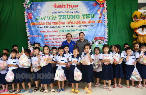 Tạp chí tinh hoa Đất Việt trao quà trung thu cho trẻ em huyện Ba Tri