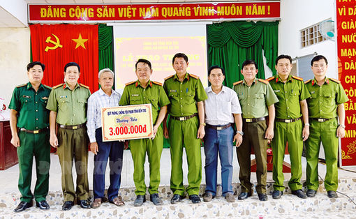 Công an Bến Tre thưởng nóng cho 2 tập thể công an cơ sở
