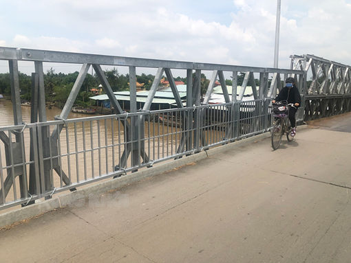 Lắp lan can, đảm bảo an toàn giao thông cho cầu Thom Lắp lan can, đảm bảo an toàn giao thông cho cầu Thom