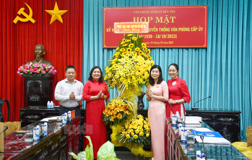 Họp mặt kỷ niệm 93 năm Ngày truyền thống Văn phòng cấp ủy (18-10-1930 - 18-10-2023)