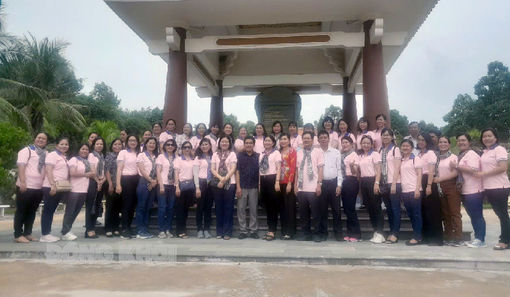 Câu lạc bộ Cán bộ nữ quận Phú Nhuận trao 50 phần quà cho hộ gia đình khó khăn xã Lương Hòa