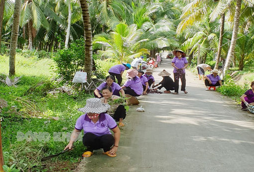 Phụ nữ xã Hưng Nhượng ra quân làm sạch đẹp môi trường nông thôn