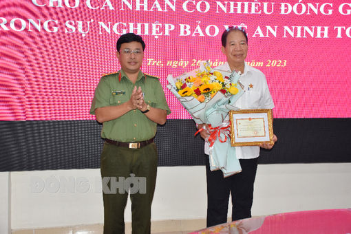 Trao tặng Kỷ niệm chương “Bảo vệ an ninh Tổ quốc”
