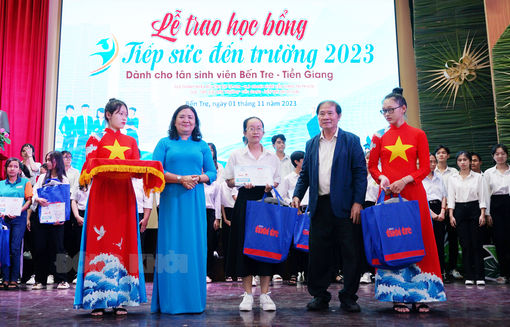 Trao 85 suất học bổng Tiếp sức đến trường cho tân sinh viên Bến Tre, Tiền Giang