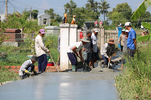 Trao tặng 50 tấn xi-măng làm đường nông thôn ở xã An Thuận