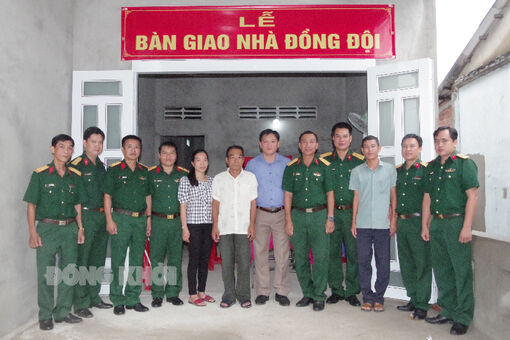 Trao nhà đồng đội cho Thiếu tá Phạm Hồng Duy