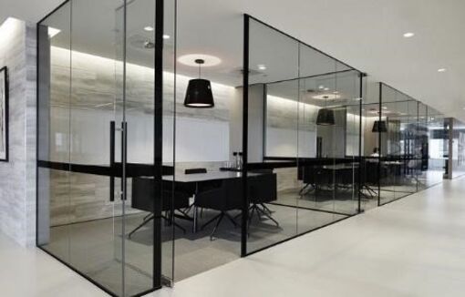 Vách kính và cửa kính cường lực – Giải pháp cho các công trình kiến trúc hiện đại