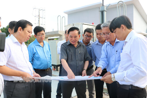 Chủ tịch UBND tỉnh Trần Ngọc Tam khảo sát thực tế công trình cống Tân Phú