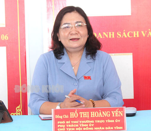 Phó bí thư Thường trực Tỉnh ủy, phụ trách Tỉnh ủy - Chủ tịch HĐND tỉnh Hồ Thị Hoàng Yến tiếp công dân tại xã An Thới  (Mỏ Cày Nam)