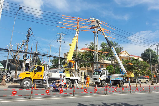 Thực hiện công tác thay thế thiết bị đảm bảo cung cấp điện trong các ngày lễ, Tết