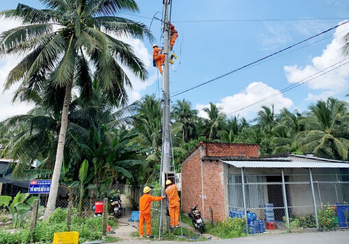 Điện lực Mỏ Cày Bắc nâng công suất các trạm biến áp quá tải đảm bảo cung cấp điện