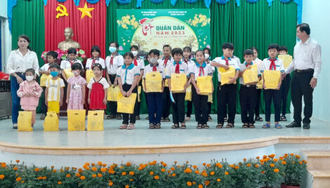Thắm tình quân dân trên quê hương Chợ Lách