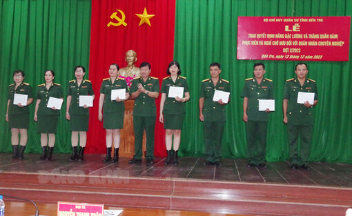 Trao quyết định nâng bậc lương và thăng quân hàm quân nhân chuyên nghiệp đợt 2-2023 Trao quyết định nâng bậc lương và thăng quân hàm quân nhân chuyên nghiệp đợt 2-2023